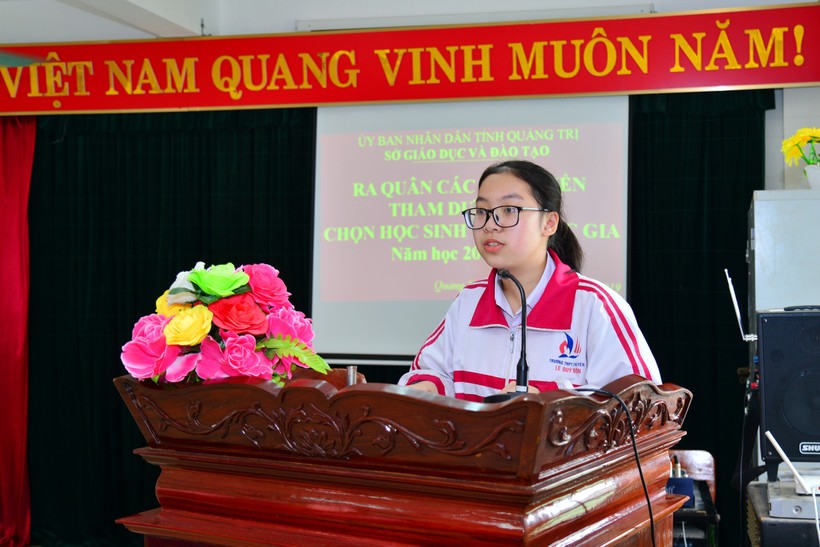 Em Thái Thanh, đại diện 54 học sinh của tỉnh Quảng Trị tham dự kỳ thi học sinh giỏi Quốc gia năm học 2019-2020 phát biểu tại buổi lễ ra quân.