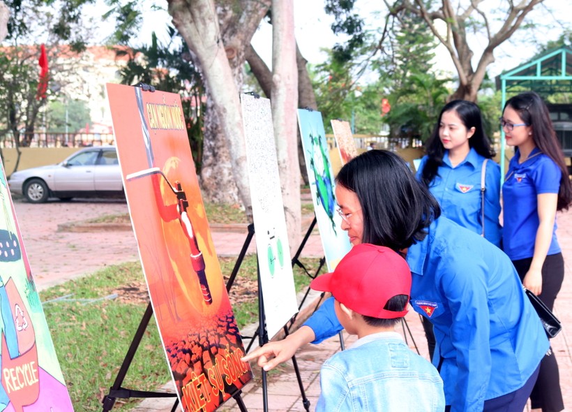 Triển lãm trưng bày tranh, hình ảnh và các mô hình, giải pháp và các sản phẩm thay thế thân thiện với môi trường tại Quảng Bình. 