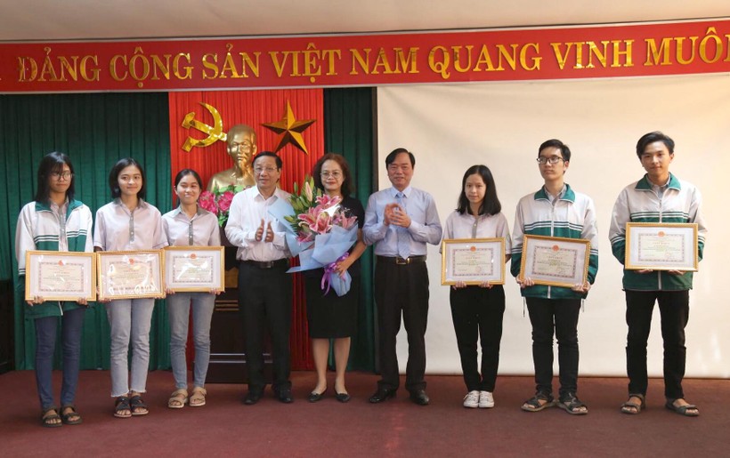 Lãnh đạo Sở GD&ĐT tỉnh Quảng Bình giấy khen và hoa cho các học sinh tham dự kỳ thi chọn học sinh giỏi quốc gia năm học 2019-2020.