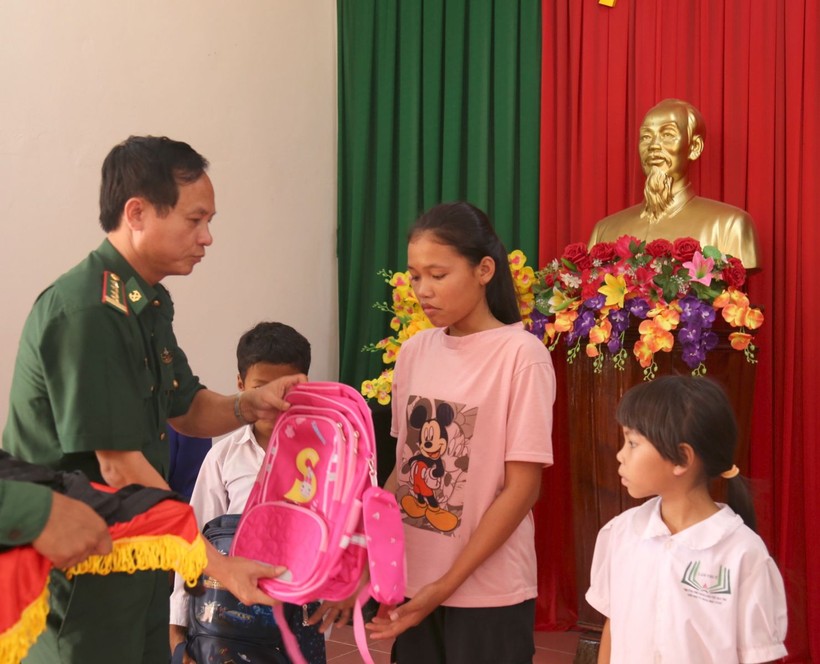 Đại tá Đinh Xuân Hùng, Phó Chính uỷ Bộ Chỉ huy BĐBP Quảng Bình tặng quà cho các cháu con nuôi Đồn BP Làng Ho (Lệ Thuỷ - Quảng Bình)