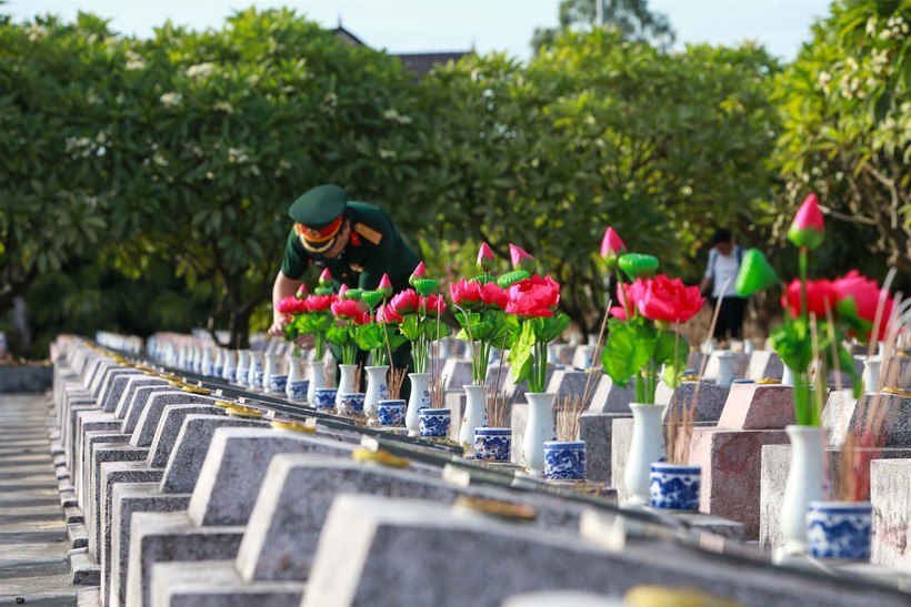 Chăm sóc phần mộ Liệt sỹ tại nghĩa trang Ba Dốc (Quảng Bình).