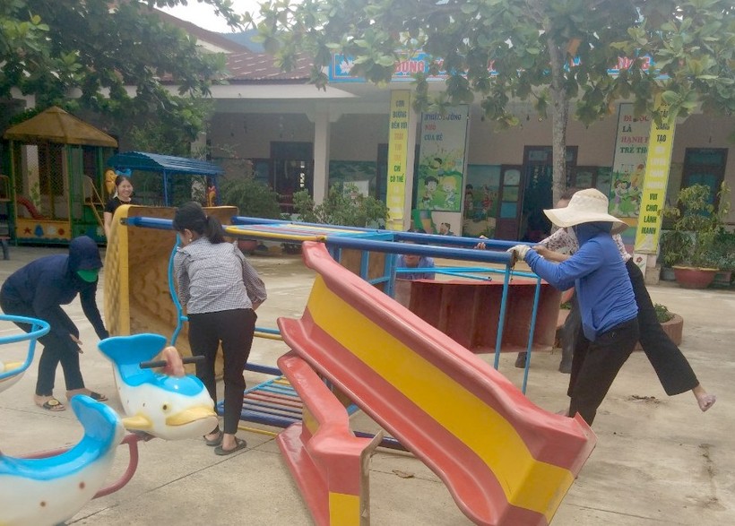 Giáo viên Trường Mầm non Nam Hoá (Tuyên Hoá - Quảng Bình) di chuyển đồ chơi ngoài trời để tránh bão.