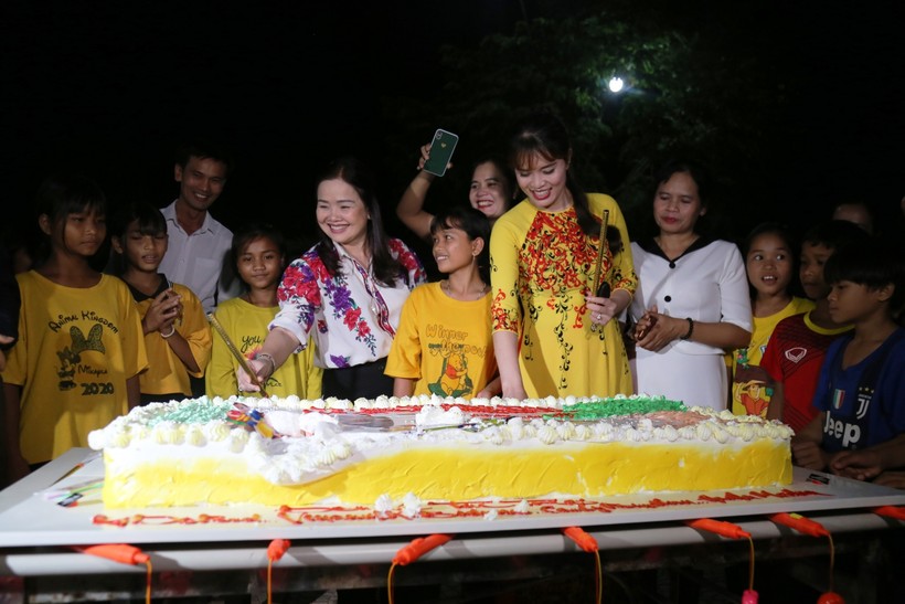 Đêm "Vui hội trăng rằm" của các em học sinh  Trường PTDTBT THCS Tà Long (Đakrông – Quảng Trị).