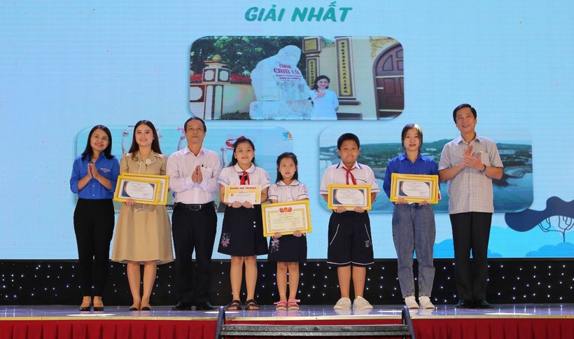 Ông Hoàng Nam (phải), Phó chủ tịch UBND tỉnh Quảng Trị trao giải cho các tác phẩm đạt giải