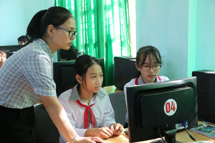 Giờ thực hành môn tin học của học sinh trường THCS Quách Xuân Kỳ Bố Trạch - Quảng Bình.