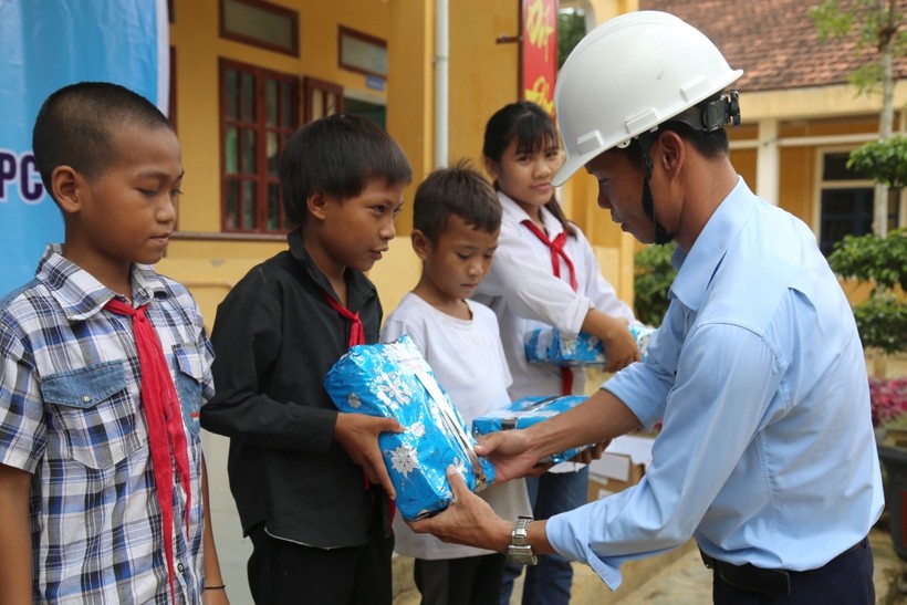 Đại diện Công ty Điện lực Quảng Bình tặng quà cho học sinh vùng khó.