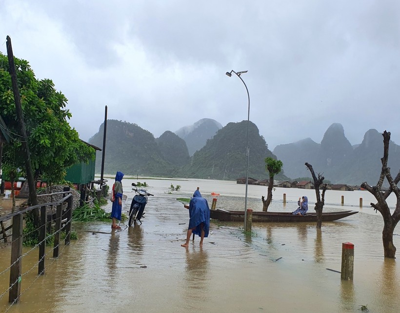 Nước lũ làm chia cắt nhiều khu vực tại xã Tân Hoá (Minh Hoá - Quảng Bình).