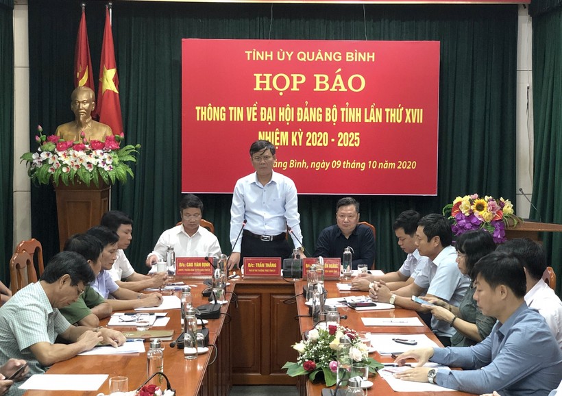Ông Trần Thắng, Phó Bí thư Thường trực Tỉnh ủy Quảng Bình phát biểu tại cuộc họp báo.