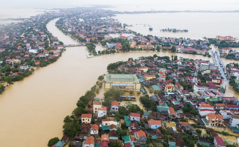 Thị trấn Kiến Giang (Lệ Thuỷ - Quảng Bình) bị nước lũ bao vây.
