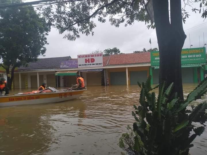Lực lượng cứu hộ cứu nạn đang tìm kiếm và tiếp cận ứng cứu dân ngập lụt