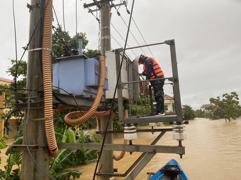 Với phương châm "nước rút đến đâu, kiểm tra và xử lý đến đó" Điện lực Quảng Bình sẽ đóng điện phục vụ nhân dân sau khi nước lxu rút.