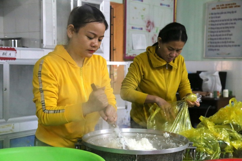 Các giáo viên, nhân viên Trường mầm non Quang Phú (Tp. Đồng Hới - Quảng Bình) nấu cơm gửi đến những người dân vùng lũ