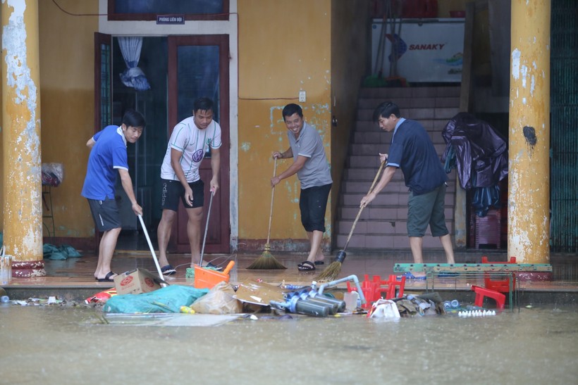 Giáo viên Trường TH&THCS Triệu Hoà (Hải Lăng - Quảng Trị) dọn dẹp vệ sinh trường lớp khi lũ bắt đầu rút.