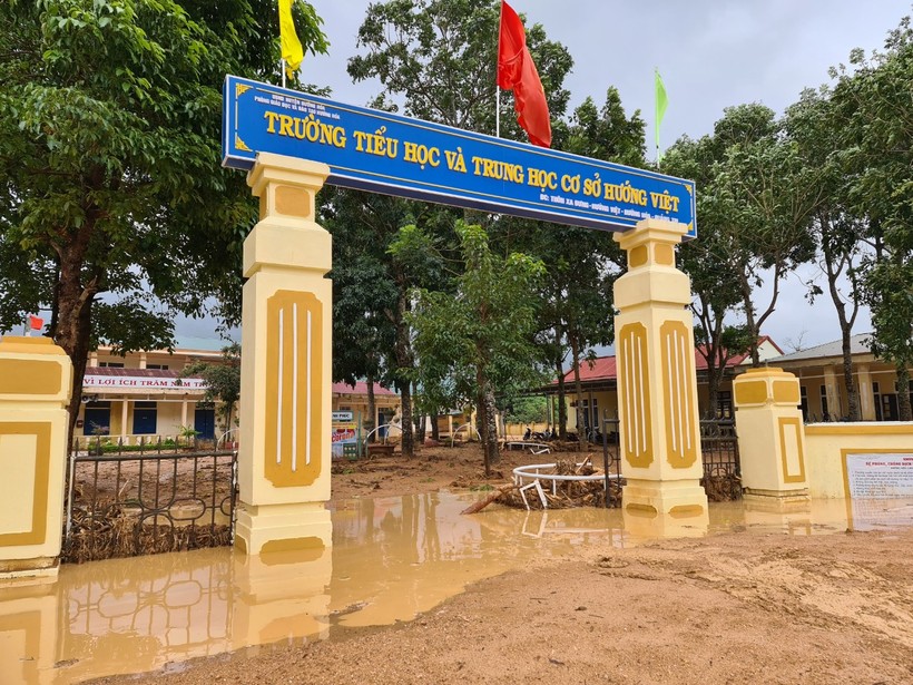 Trường học tại xã Hướng Việt ngập trong bùn đất