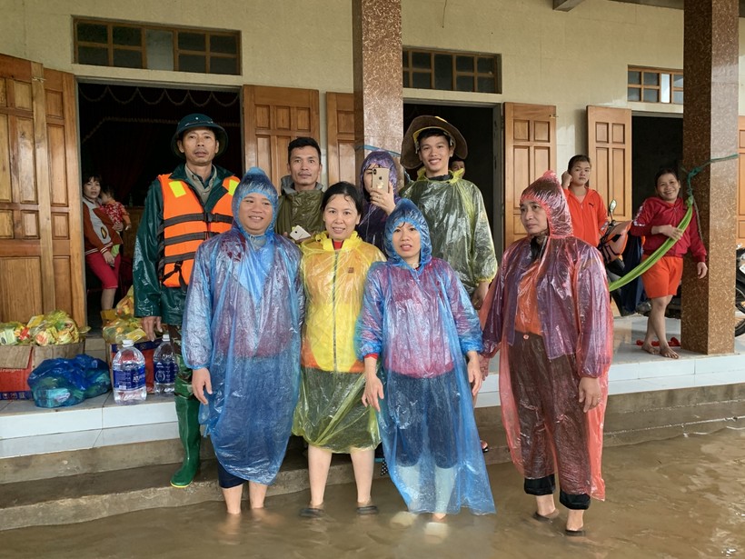 Cán bộ Cục Thuế Quảng Bình "lội nước lũ" mang quà đến với dân vùng lũ.