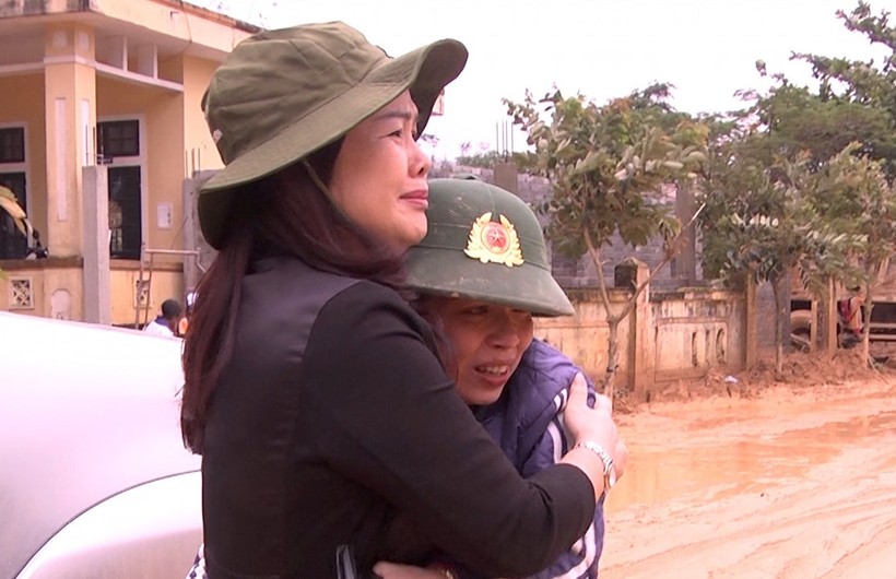 Bà Lê Thị Hương, Giám đốc Sở GD&ĐT tỉnh Quảng Trị đã không cầm được nước mắt khi chứng kiến cảnh tan hoang sau bão lũ tại xã Hướng Việt huyện Hướng Hoá tỉnh Quảng Trị.