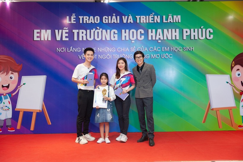 Học sinh tỉnh Quảng Trị chụp ảnh lưu niệm sau khi nhận giải của cuộc thi "Em vẽ trường học hạnh phúc".