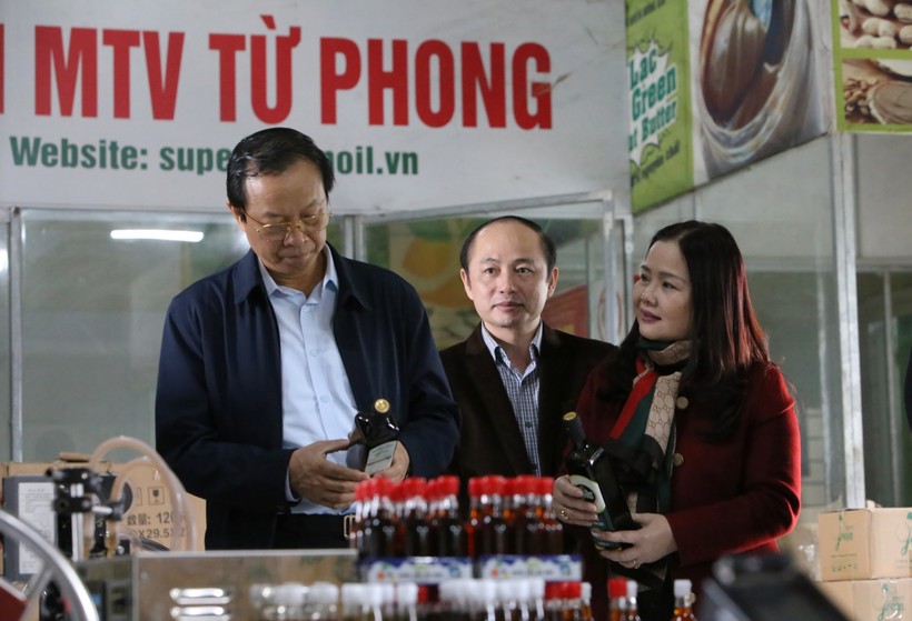 Thứ trưởng Bộ GD&ĐT Phạm Ngọc Thưởng thăm cơ sở sản xuất và chế biến sản phẩm dầu ăn ở địa bàn huyện Cam Lộ tỉnh Quảng Trị