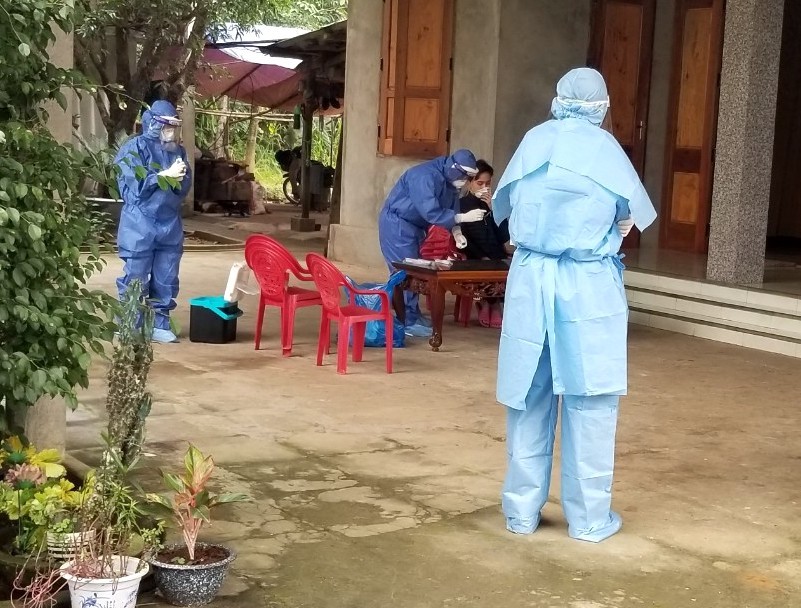Cán bộ CDC Quảng Bình lấy mẫu xét nghiệm chủng virut SARS-Cov-2.