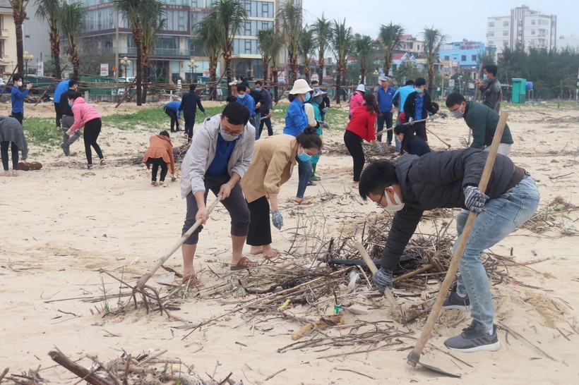 Các đoàn viên, thanh niên thu gom và xử lý rác ở bãi biển Nhật Lệ (TP. Đồng Hới - Quảng Bình).