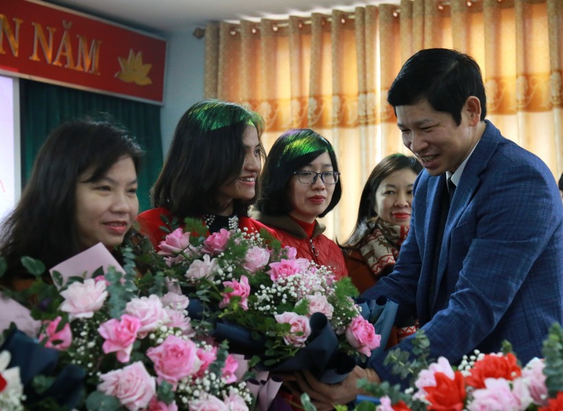 Ông Hồ An Phong, Phó chủ tịch UBND tỉnh Quảng Bình tặng hoa cảm ơn sự nỗ lực của các giáo viên bồi dưỡng đội tuyển học sinh giỏi của tỉnh tham dự kỳ thi.
