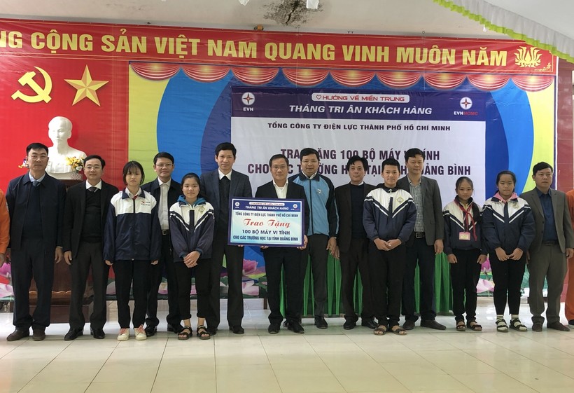 Tổng Công ty Điện lực TP Hồ Chí Minh trao tặng máy tính cho các trường học vùng ngập lũ tại tỉnh Quảng Bình