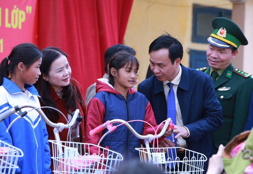 Ông Võ Văn Hưng, Chủ tịch UBND tỉnh Quảng Trị trao tặng 100 chiếc xe đạp do các mạnh thường quân ủng hộ và động viên học sinh trường TH&THCS Hướng Việt (Hướng Hoá - Quảng Trị).