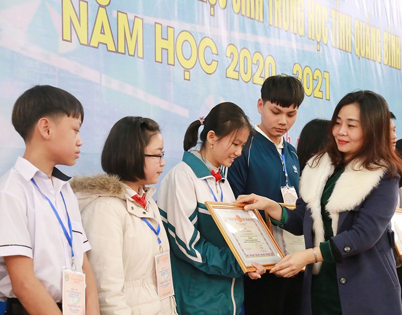 Bà Mai Thị Liên Giang, Phó Giám đốc Sở GD&ĐT tỉnh Quảng Bình trao giải cho học sinh đạt giải tại hội thi KHKT.