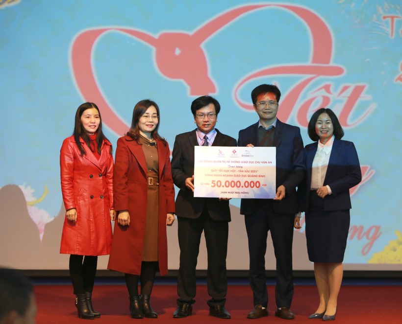 Hội đồng quản trị Hệ thống giáo dục Chu Văn An trao tặng 50 triệu đồng cho chương trình "Tết sum vầy - Tân Sửu 2021" của Công đoàn ngành Giáo dục Quảng Bình.