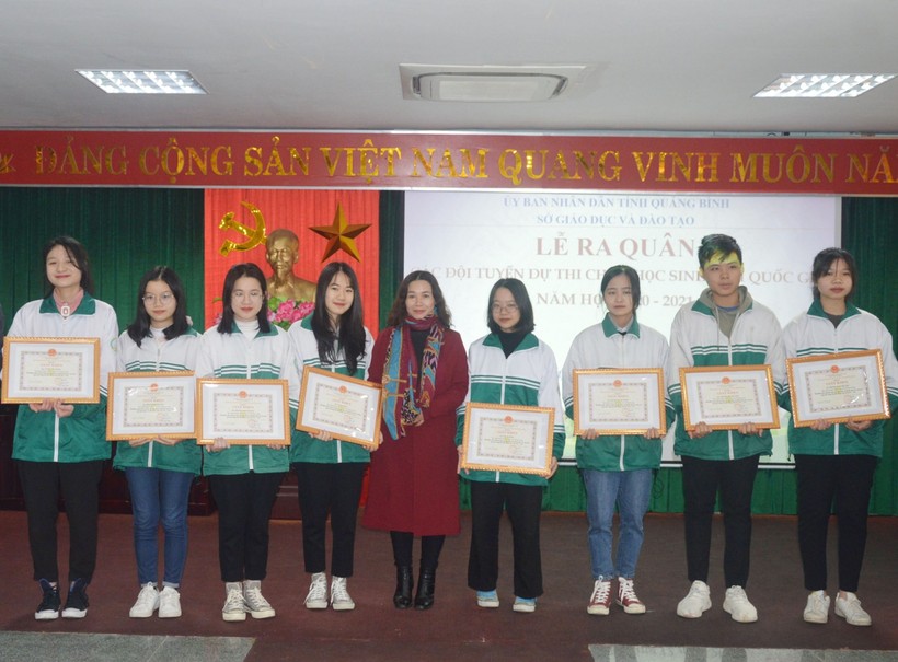Đội tuyển học sinh giỏi Văn của tỉnh Quảng Bình tham dự kỳ thi đã có 8/8 học sinh đạt giải trong đó có 4 học sinh đạt giải Nhì tại kỳ thi học sinh giỏi Quốc gia năm 2021.