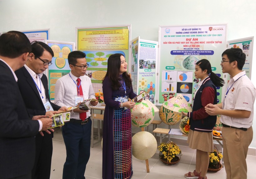 Lãnh đạo Sở GD&ĐT Quảng Trị tham quan gian trưng bày đề tài dự thi.
