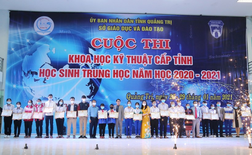 Lãnh đạo Sở GD&ĐT Quảng Trị trao giải cho các em học sinh.