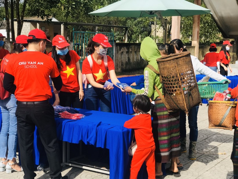“Chợ Tết nhân đạo – Xuân Tân Sửu” giúp đỡ bà con người dân tộc Vân Kiều gặp nhiều khó khăn ở xã Kim Thuỷ huyện Lệ Thuỷ tỉnh Quảng Bình.