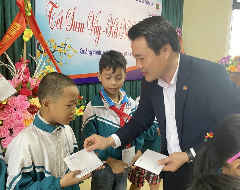Ông Trần Xuân Công - Phó Giám đốc PC Quảng Bình tặng quà cho các em học sinh khó khăn biết vươn lên trong cuộc sống và học tập giỏi.