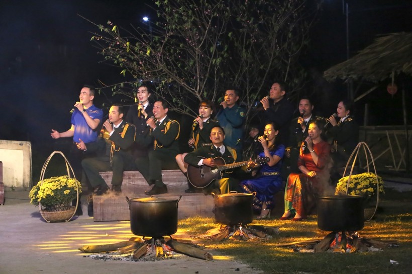 Những tiết mục văn nghệ hát về người chiến sĩ Biên phòng, hát về mùa xuân ở bản làng nơi biên cương của tổ quốc được trình bày tại chương trình "Xuân Biên phòng - Ấm lòng dân bản".