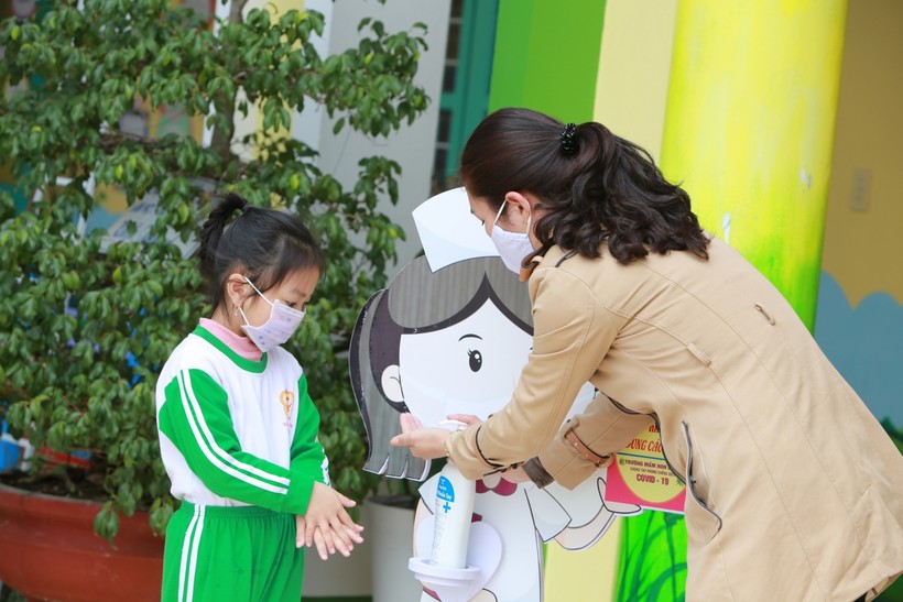 Giáo viên Trường mầm non Bảo Ninh hướng dẫn học sinh rửa tay bằng nước rửa tay kháng khuẩn.