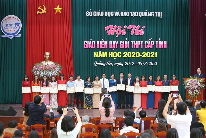 Các giáo viên tham dự hội thi được nhận giấy khen của giám đốc Sở GD&ĐT tỉnh Quảng Trị.