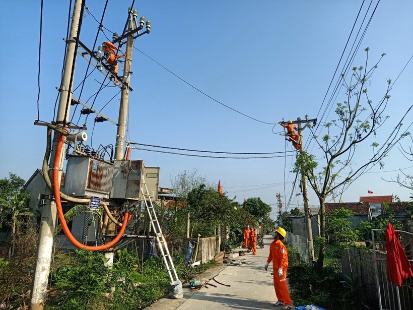 Sửa chữa lưới điện tại khu vực nông thôn