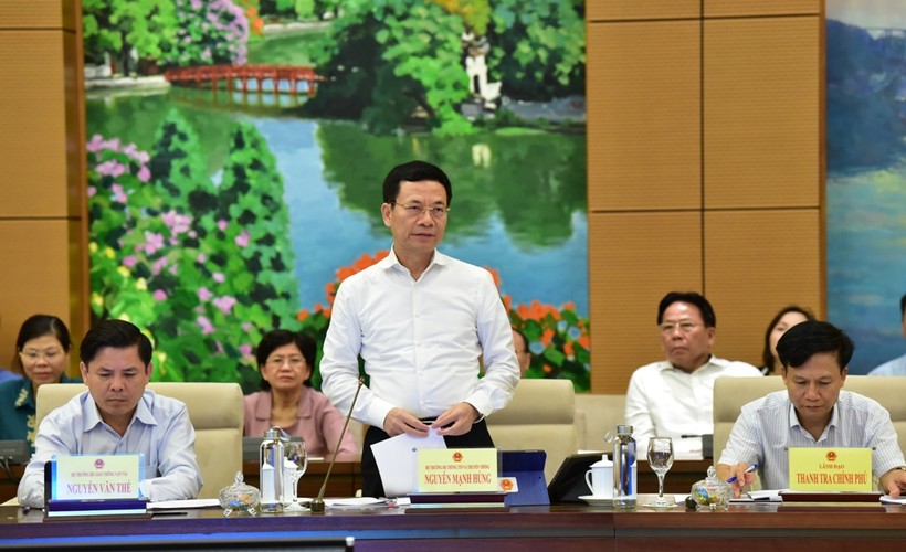 Bộ trưởng Bộ TT&TT Nguyễn Mạnh Hùng trả lời chất vấn tại phiên họp