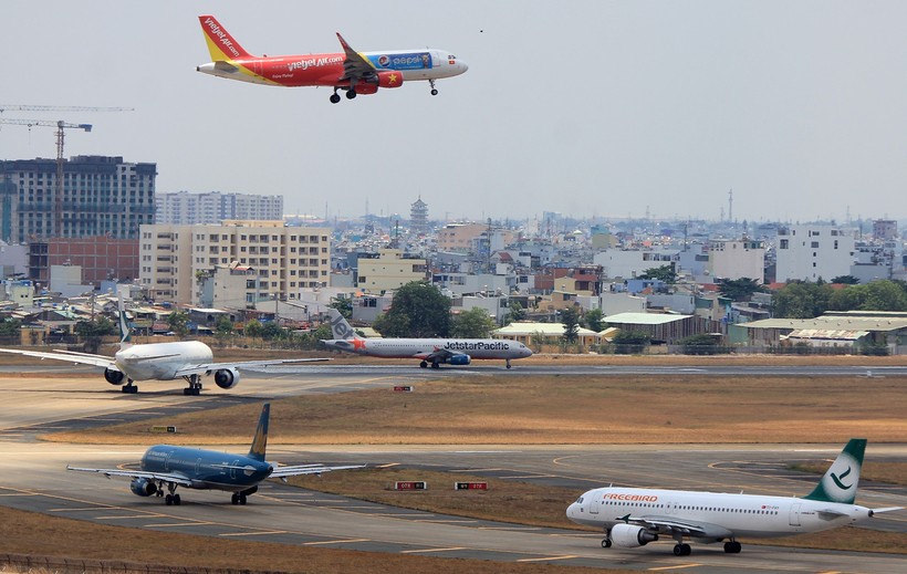 Cảng hàng không quốc tế Tân Sơn Nhất quá tải do hạ tầng không đáp ứng được sự phát triển của hàng không.