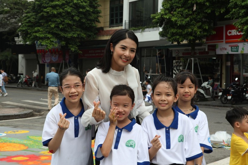 Hoa hậu Ngọc Hân cùng 50 em nhỏ vẽ bức tranh “Xe đạp khổng lồ”