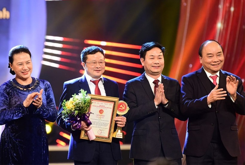 Thủ tướng Nguyễn Xuân Phúc và Chủ tịch Quốc hội Nguyễn Thị Kim Ngân trao Giải Đặc biệt cho nhóm tác giả đoạt giải.