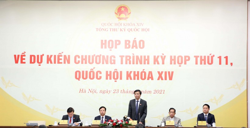 Tổng Thư ký Quốc hội Nguyễn Hạnh Phúc chủ trì họp báo.