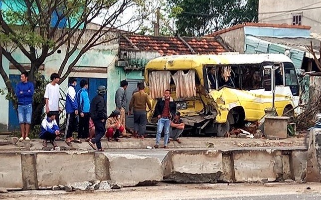 Quảng Bình: tai nạn liên hoàn, xe 24 chỗ lao thẳng vào nhà dân