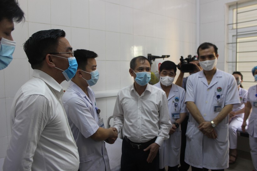 Lãnh đạo Sở Y tế Hà Tĩnh động viên, chúc mừng các y bác sĩ hoàn thành những mũi tiêm đầu tiên.