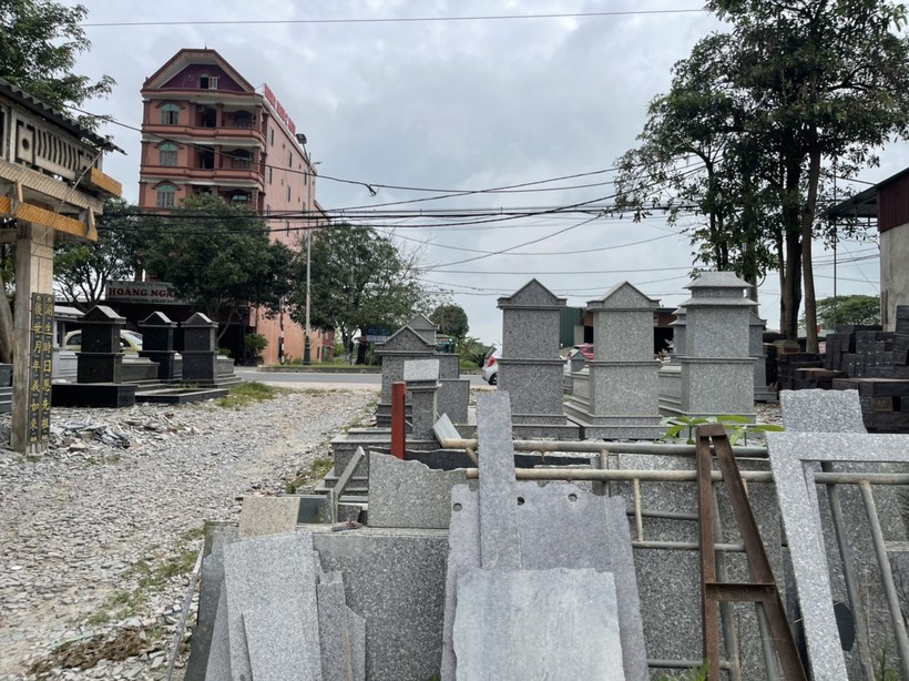 Một góc "phố" bia mộ tại thành phố Hà Tĩnh