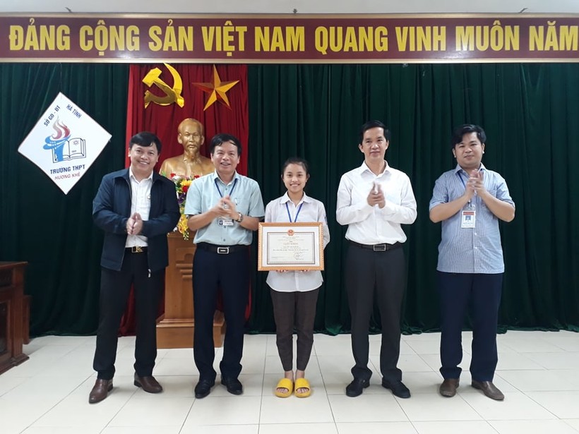 Em Bùi Thị Mỹ Dung nhận giấy khen của lãnh đạo sở GD&ĐT Hà Tĩnh