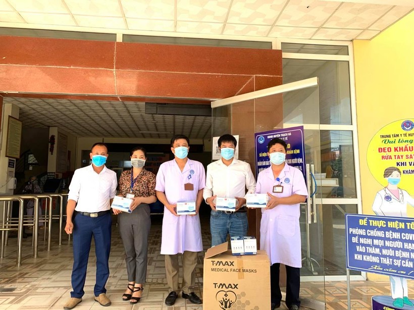Báo GD&TĐ trao tặng 5.000 chiếc khẩu trang cho ngành y tế Hà Tĩnh  