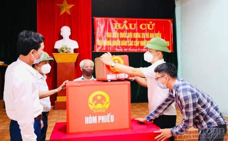 Cử tri Hà Tĩnh bỏ phiếu bầu cử thực hiện quyền và nghĩa vụ công dân