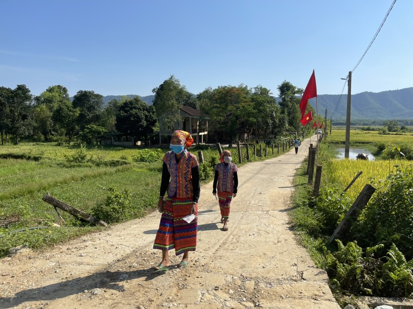Hà Tĩnh: Đưa xe đến tận nhà đón bà con dân tộc Chứt đi bầu cử